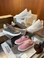 Sneakers Alexander McQueen: collezione moderna, elegante e colorata su supporti trasparenti.