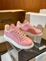 Sneakers Alexander McQueen rosa pastello con suola bianca, stile elegante e comfort di lusso.