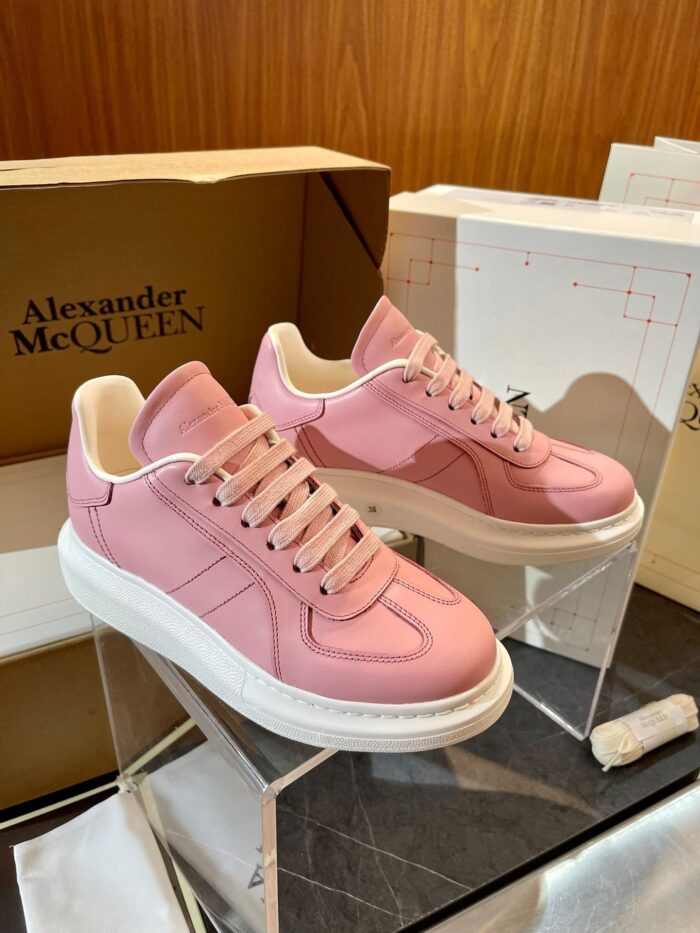 Sneakers Alexander McQueen rosa pastello con suola bianca, stile elegante e comfort di lusso.