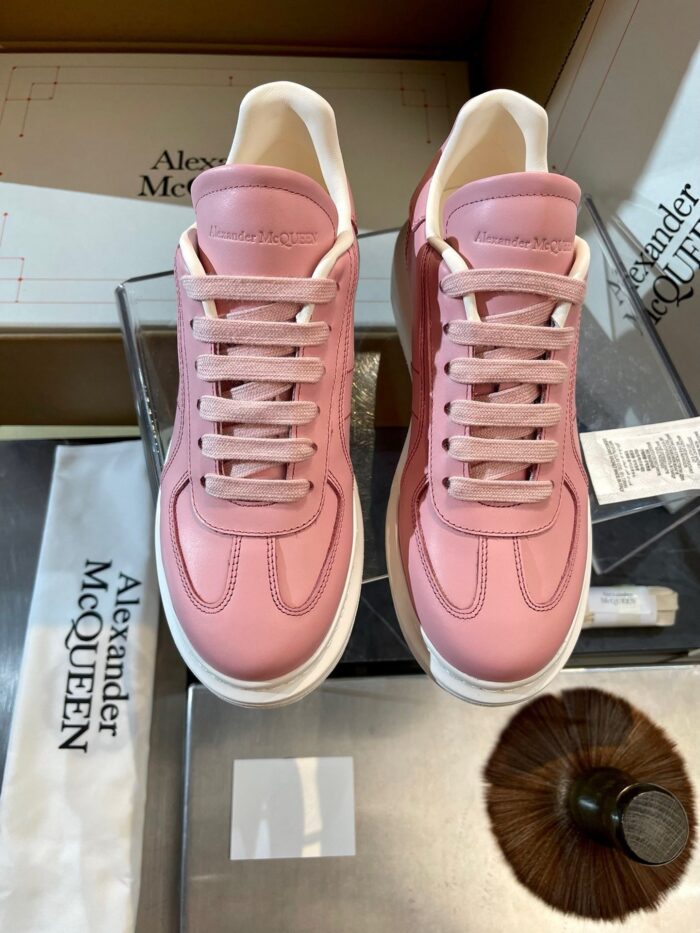 Sneakers rosa di lusso Alexander McQueen, stile moderno e raffinato, confezione esclusiva e dettagli eleganti.