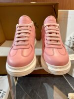Scarpe sneakers rosa con suola bianca, stile trendy e comfort, ideale per look casual eleganti.