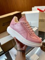 Scarpa da ginnastica rosa di design elegante con suola spessa, ideale per stile e comfort.