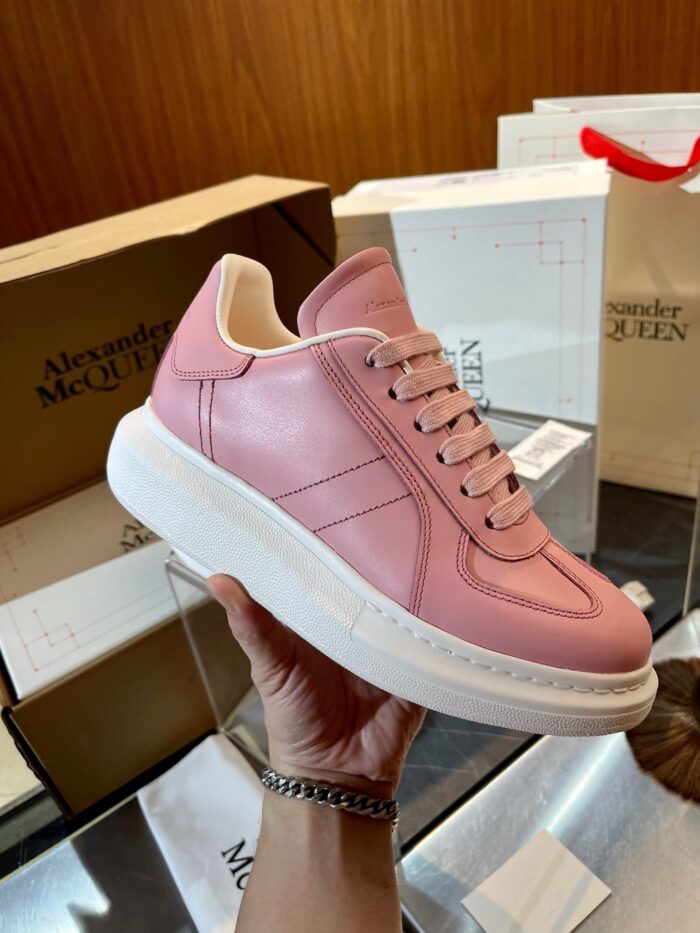 Scarpa da ginnastica rosa di design elegante con suola spessa, ideale per stile e comfort.