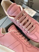 Sneaker rosa moderne, comode e eleganti, con dettagli minimalisti e suola ammortizzata.