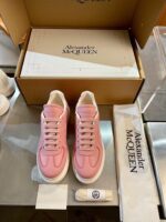 Sneakers rosa di lusso Alexander McQueen con scatola elegante e dettagli raffinati.
