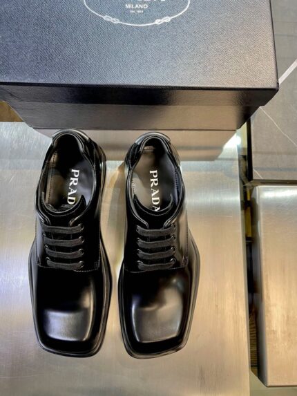 Scarpe nere eleganti in pelle con suola moderna e logo di lusso, perfette per occasioni speciali.