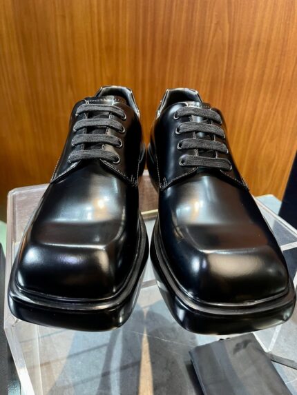 Scarpe eleganti in pelle lucida per occasioni formali e professionali, stile classico e raffinato.