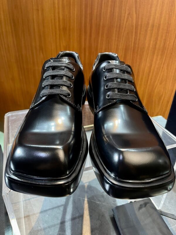 Scarpe eleganti in pelle lucida per occasioni formali e professionali, stile classico e raffinato.