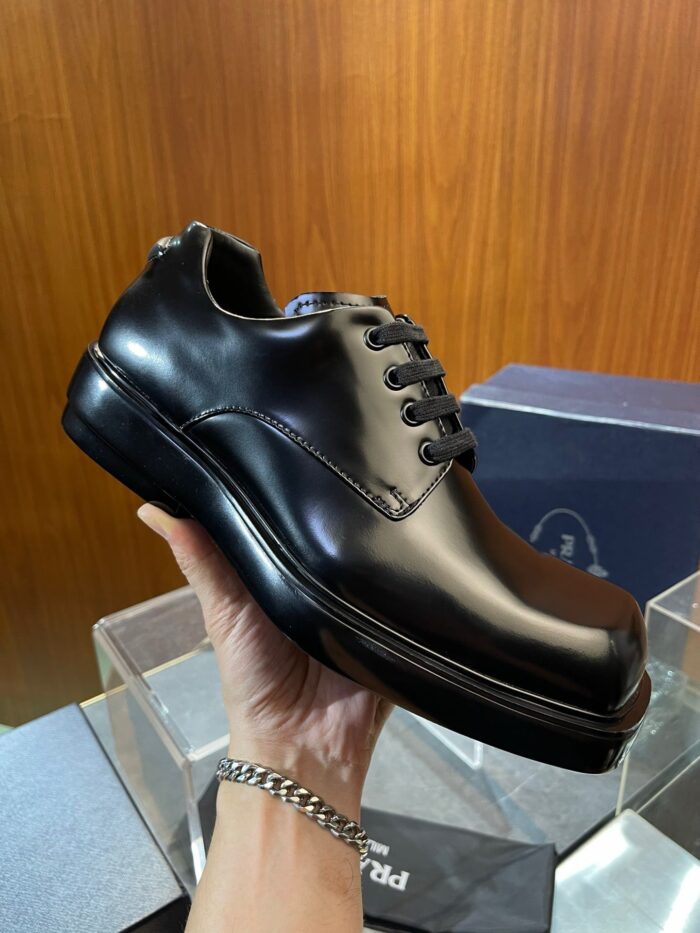 Scarpa elegante in pelle nera, stile moderno, perfetta per occasioni formali e uso quotidiano.