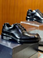 Scarpe eleganti da uomo in pelle nera lucida, stile classico e moderno per ogni occasione.