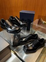 Scarpe di lusso in esposizione: stile minimalista, materiali pregiati, eleganza moderna e classica.