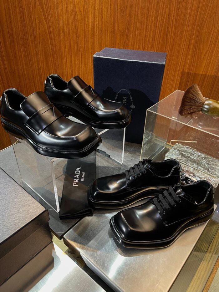 Scarpe di lusso in esposizione: stile minimalista, materiali pregiati, eleganza moderna e classica.