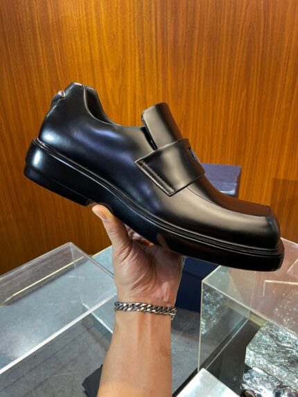 Scarpa moderna in pelle nera senza lacci, design elegante e comfort elevato.