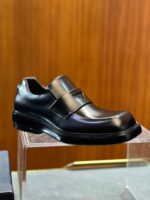 Scarpe eleganti da uomo con doppia fascia in pelle e suola robusta, stile moderno e raffinato.
