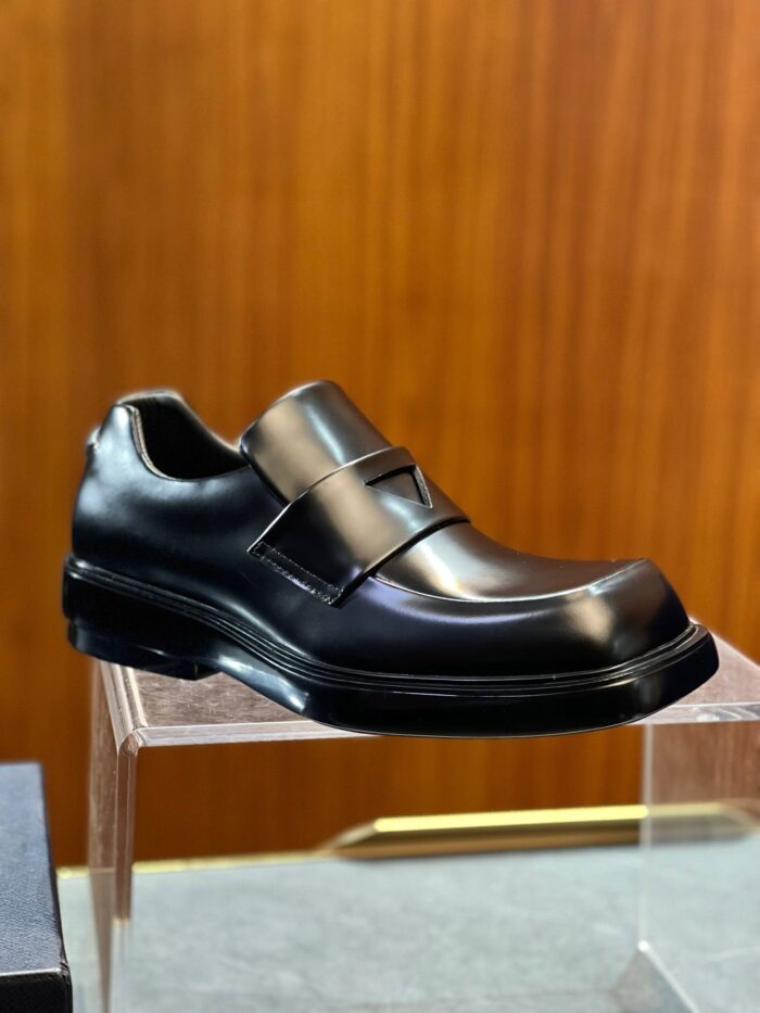 Scarpe eleganti da uomo con doppia fascia in pelle e suola robusta, stile moderno e raffinato.