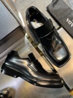 Scarpe Prada nere in pelle lucida, stile minimalista con cinturino, eleganza e design sofisticato.