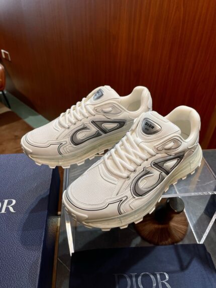 Sneakers di lusso moderne con logo a contrasto, design elegante e suola chunky per comfort e stile.