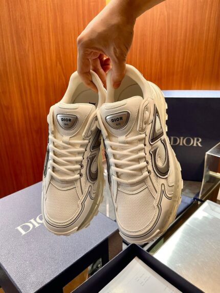 Sneakers Dior di lusso con logo elegante e dettagli raffinati, su sfondo caldo e sofisticato.