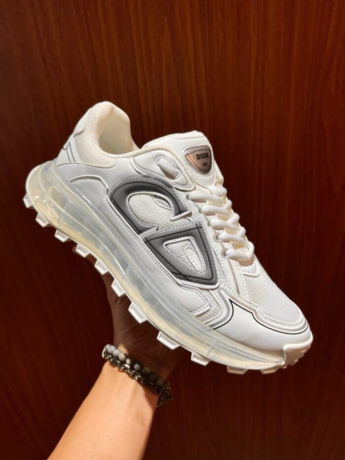 Sneaker bianca moderna, design unico, comfort elevato, stile minimalista per ogni esigenza.