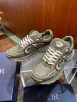 Sneakers Dior in verde oliva, stile sportivo elegante, con dettagli di lusso e comfort elevato.