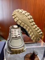 Sneaker uomo moderna con suola antiscivolo, design elegante e traspirante per sport e tempo libero.