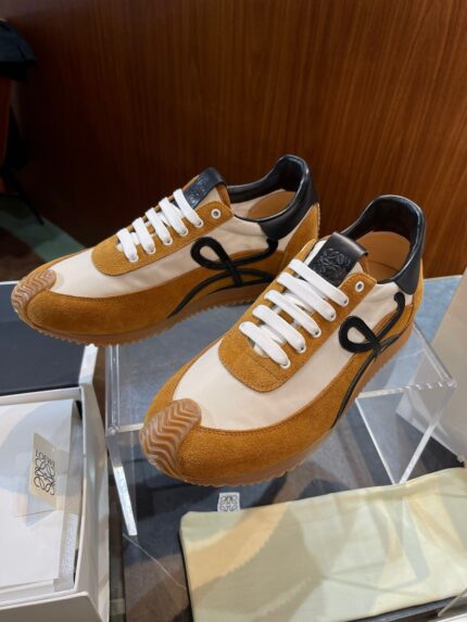 Scarpe sneakers retro caramel e bianco con dettagli neri, stile sportivo e versatile.