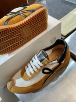 Scarpa sneakers retrò in suede giallo, gomma con suola a zigzag, stile casual e moderno.