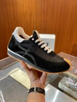 Sneaker moderna in suede e sintetico con suola gum e design elegante, pronta per lo stile urbano.