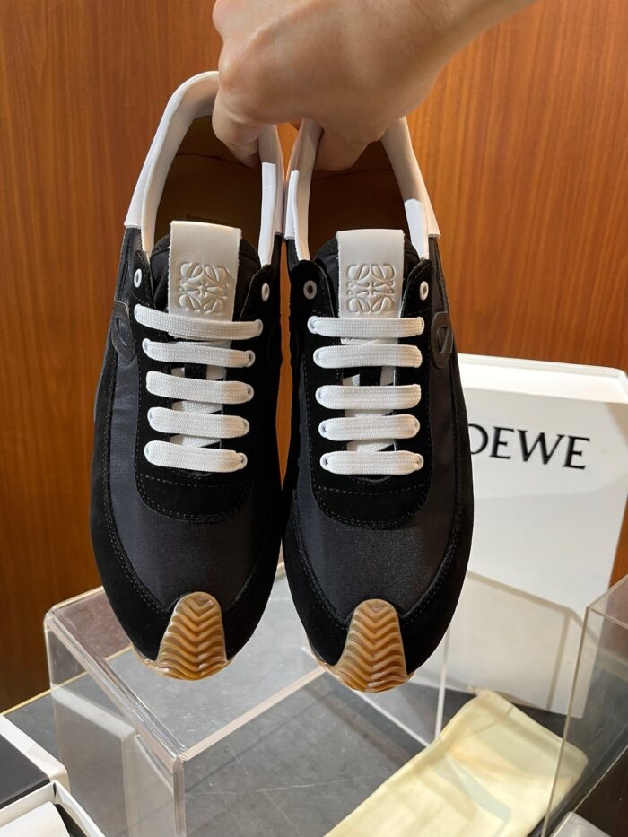 Sneaker neri e bianchi eleganti, lifestyle e moda, perfetti per ogni occasione.
