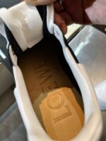 Sneaker di lusso Loewe, interno elegante, comfort e design moderno in tonalità classiche.