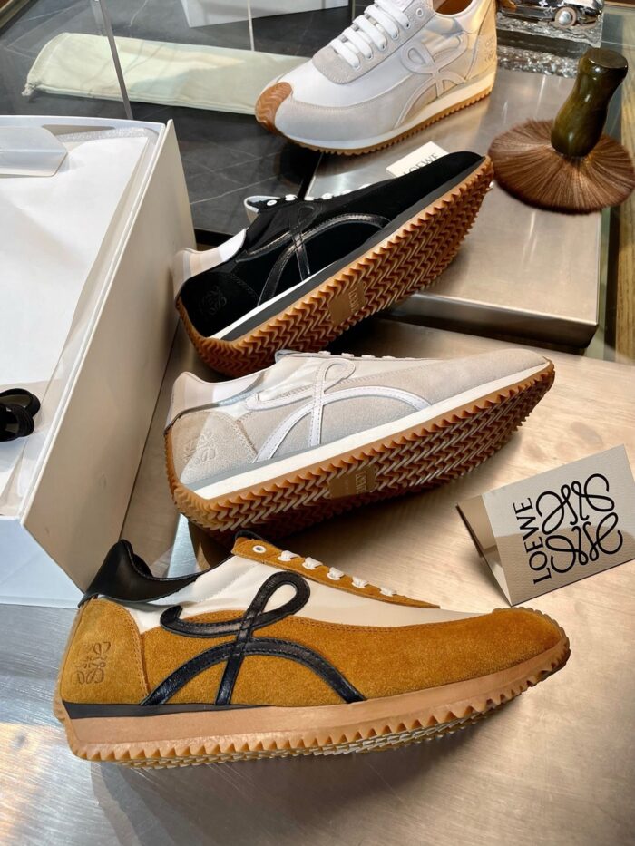 Scarpe moderne colorate in esposizione elegante con dettagli di stile e qualità.