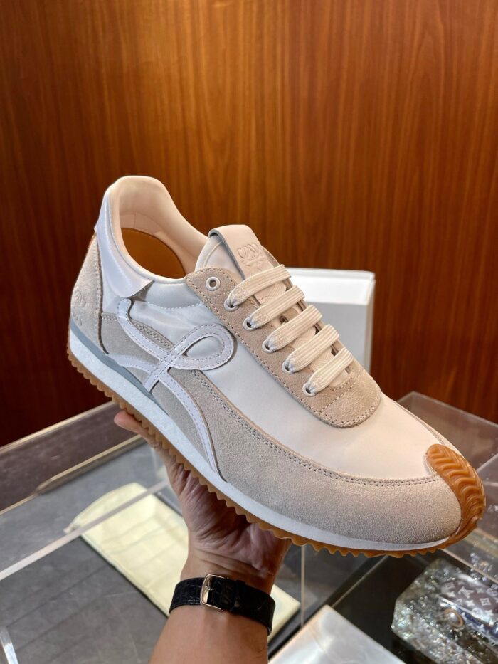 Sneaker in suede con suola in gomma, stile elegante e moderno, perfetta per ogni occasione.