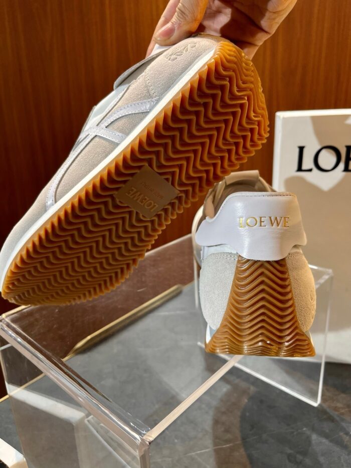 Sneaker di lusso LOEWE bianca e grigia con suola in gomma zigzag.