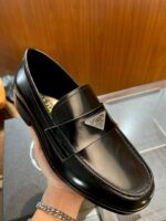Mocassino nero di lusso con logo designer, elegante e versatile per ogni occasione.