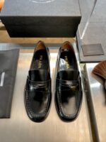 Scarpe eleganti in pelle nera con confezione di lusso, stile sofisticato e attenzione ai dettagli.