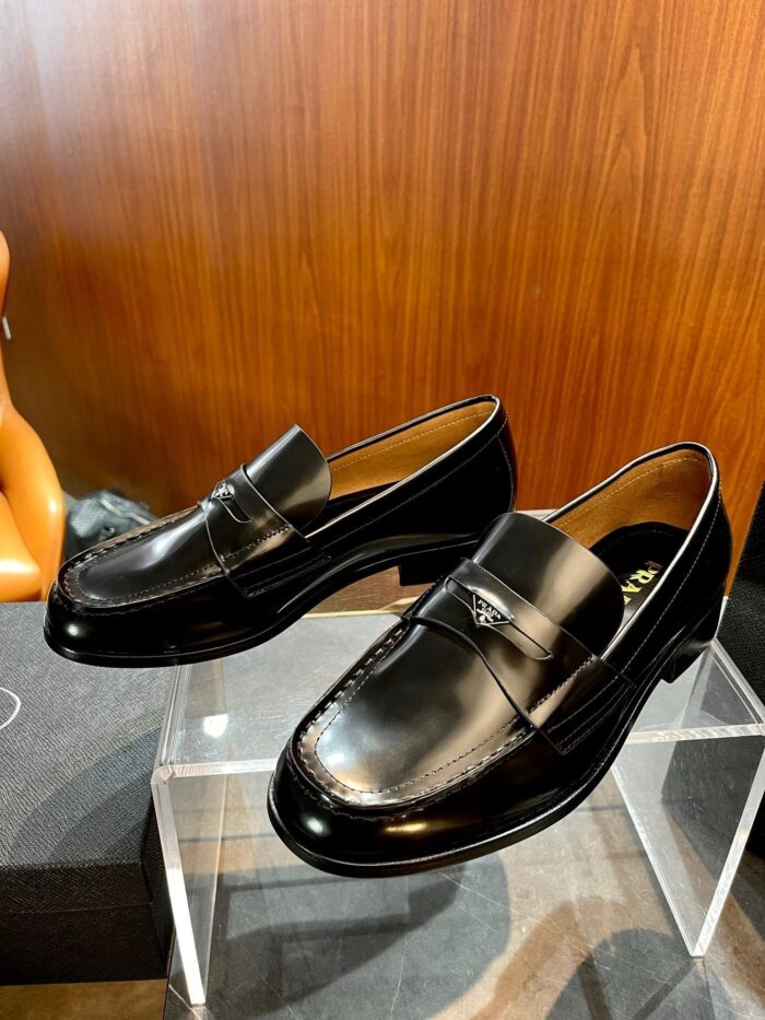 Décolleté in pelle nera elegante e classica, perfette per occasioni formali e stile sofisticato.