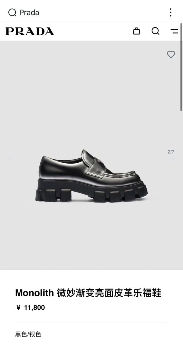 Stivaletti Prada Monolith in pelle nera con suola spessa e design minimalista ed elegante.