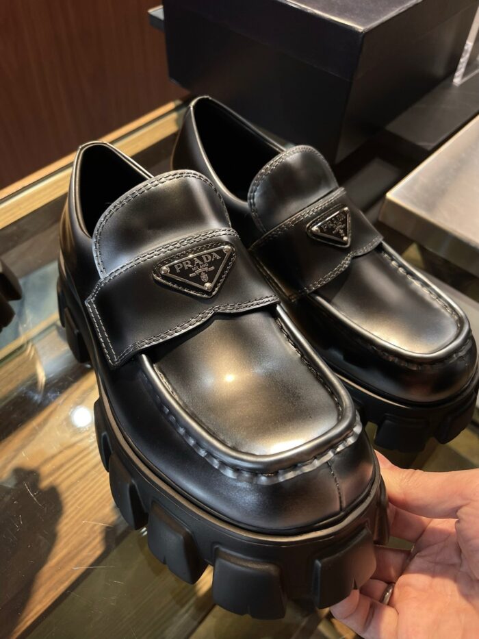 Mocassini di lusso con suola piattaforma, stile elegante e moderno in pelle nera lucida.