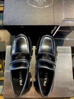 Scarpe Prada nere eleganti in pelle, stile raffinato e lusso, perfette per ogni occasione.