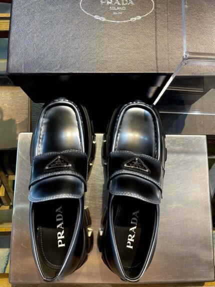 Décolleté nero Prada in pelle di lusso con logo triangolare e design elegante.