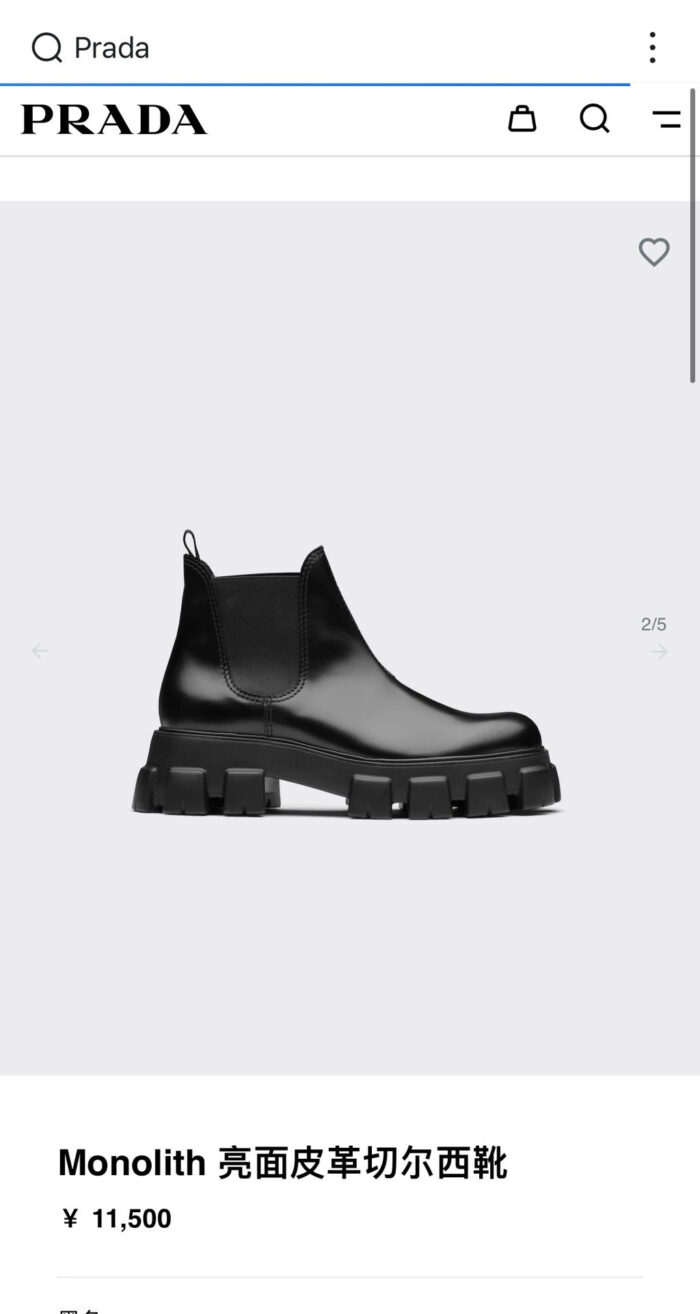 Scarpa Chelsea Prada nera con suola spessa e design elegante, perfetta per ogni occasione.