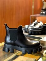Stivaletti Chelsea neri in pelle con suola piatta moderna, stile elegante e versatile per ogni occasione.