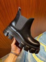 Stivale Chelsea in pelle nera con suola robusta e design moderno, versatile e di tendenza.