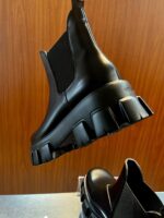 Stivaletti Chelsea neri con suola spessa e design moderno, eleganti e versatile per ogni occasione.