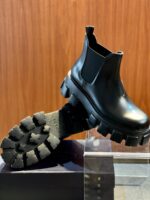Stivale Chelsea nero elegante con suola robusta, ideale per stile casual e formale.