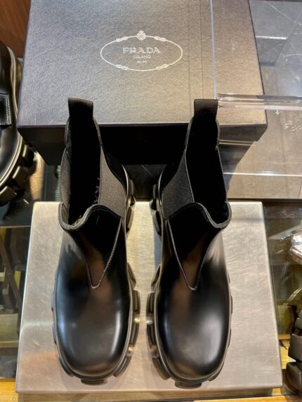 Stivaletti neri moderni con elastico, finitura lucida, ideali per uno stile elegante e versatile.