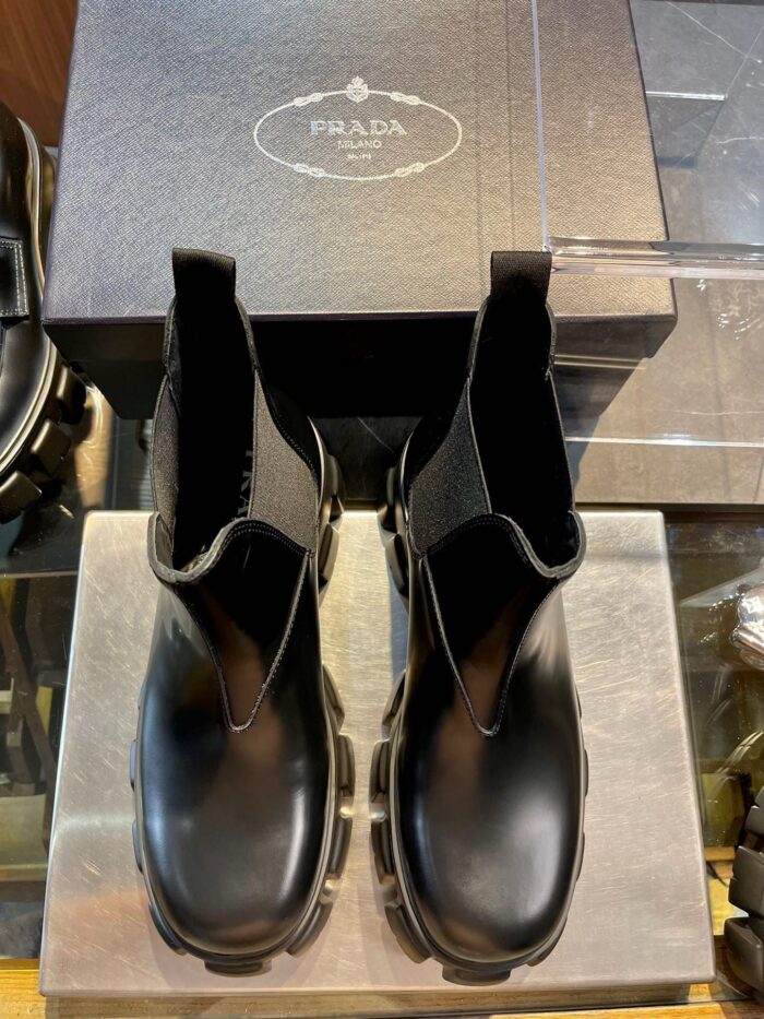 Stivaletti neri moderni con elastico, finitura lucida, ideali per uno stile elegante e versatile.