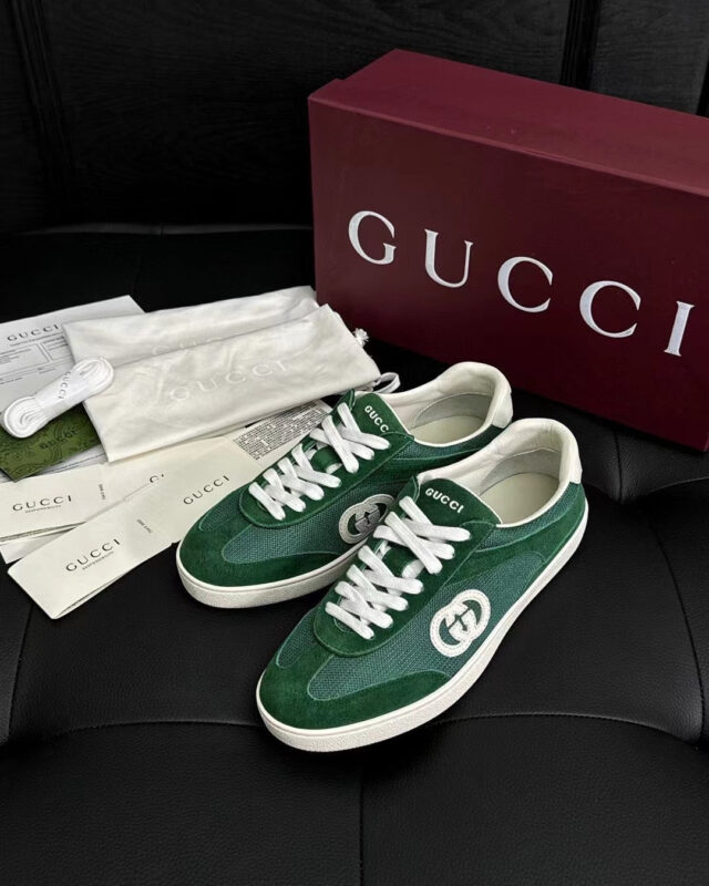 Sneakers Gucci verdi in suede con packaging di lusso e dettagli eleganti per uno stile esclusivo.