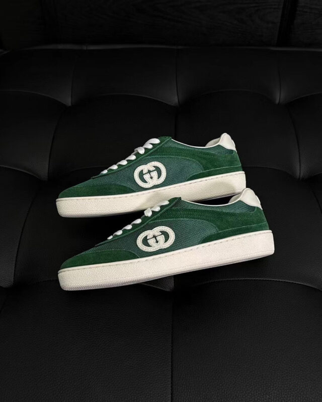 Sneakers verdi in suede con logo Double-G e suola bianca, stile casual e di design.