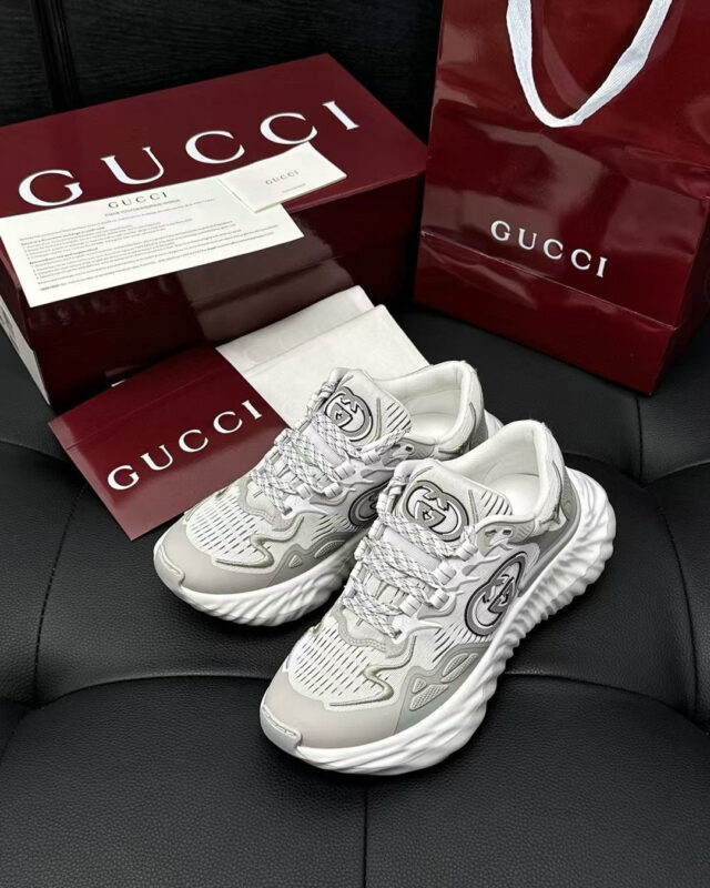 Sneakers Gucci di lusso con borsa e scontrino, stile moderno e elegante.